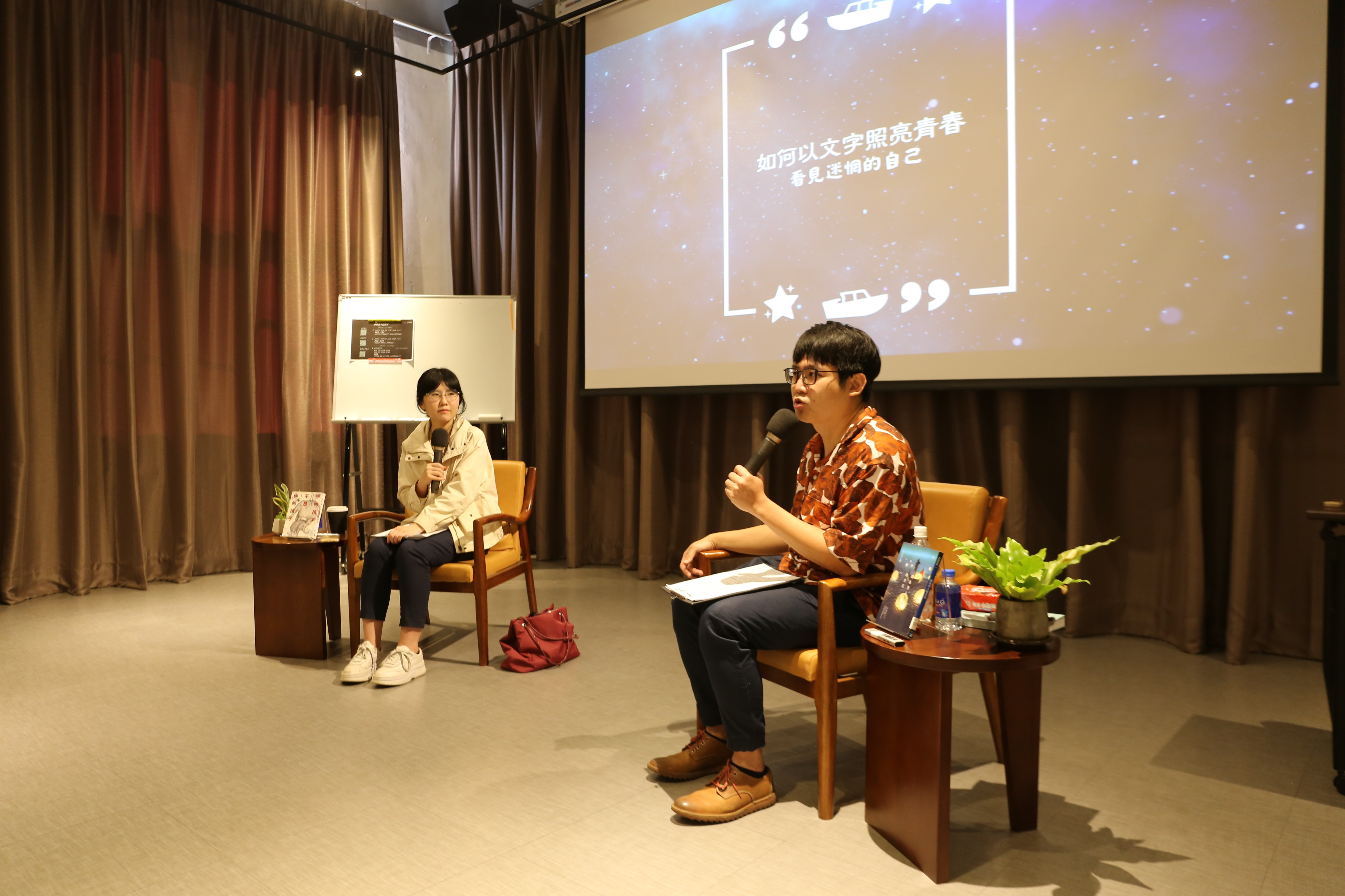 01_2023高雄青年文學獎推廣活動，邀請新銳作家吳曉樂及沈信宏對談，分享如何擴寫校園生