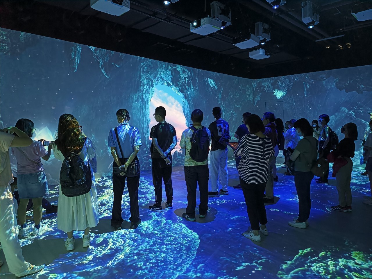高市圖與方陣聯合科技攜手合作，讓讀者體驗海洋、森林等科技投影。