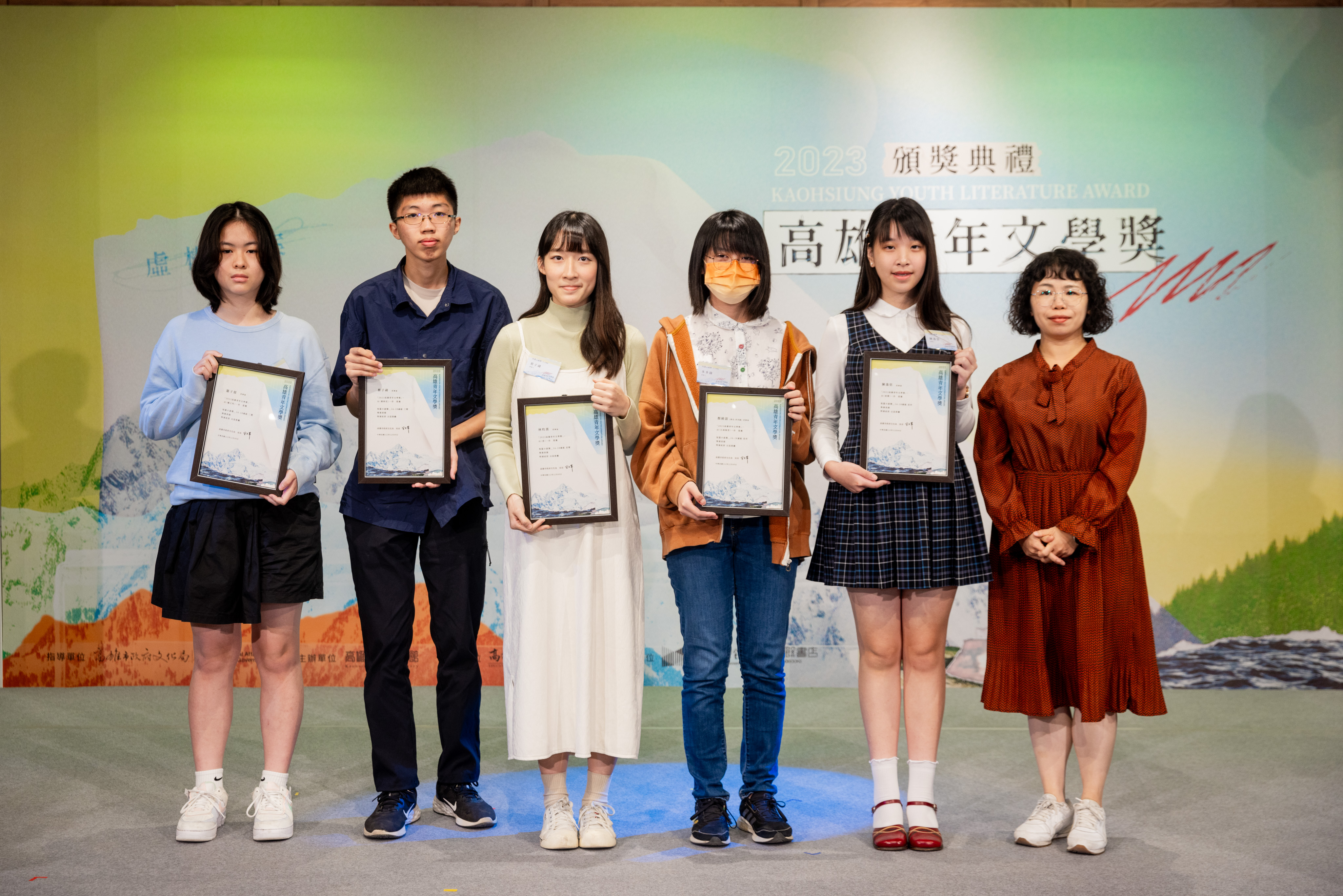 16-18歲組短篇小說得獎者與頒獎人評審陳育萱。