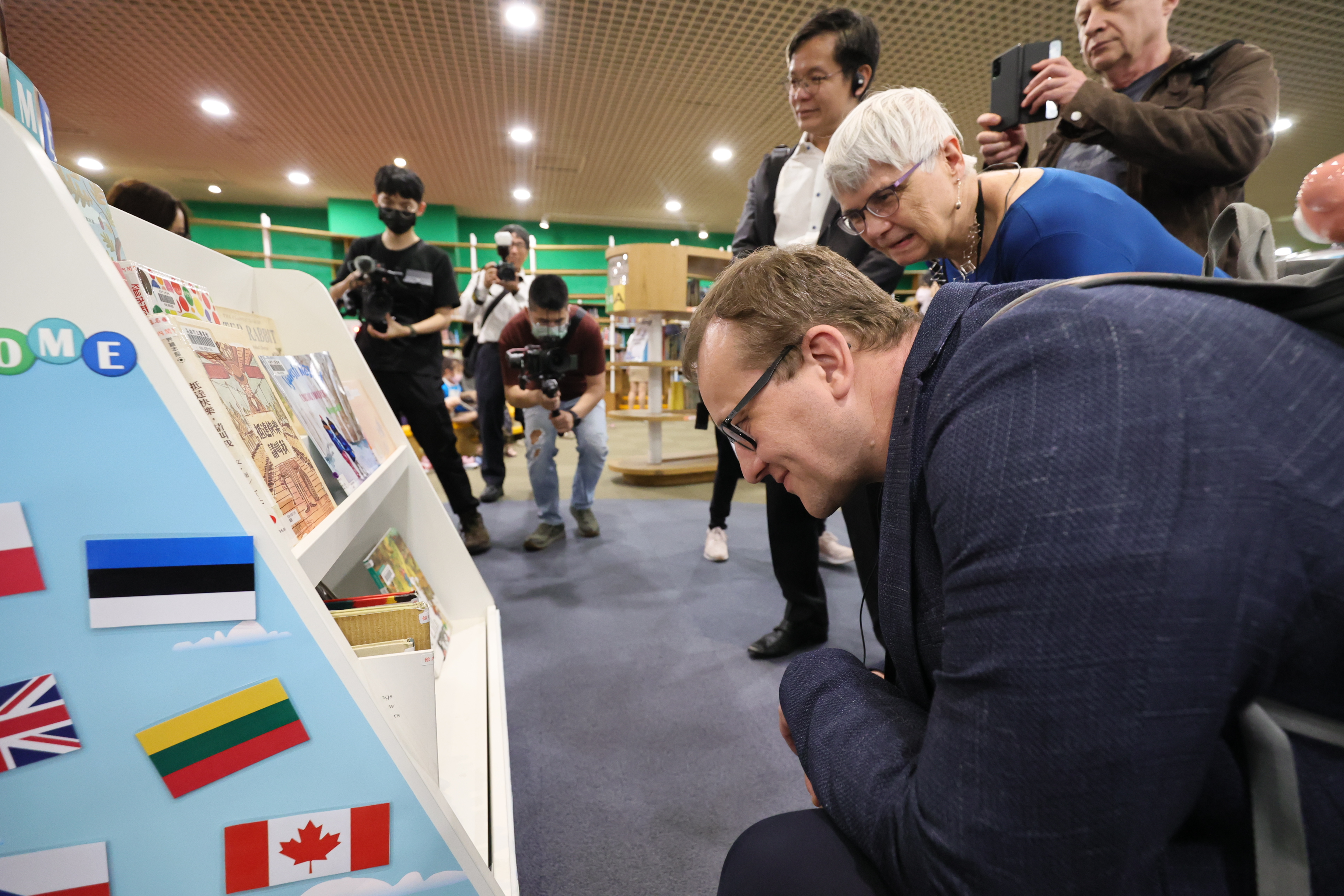 世界閱讀日前七國圖書館領導者至高雄市立圖書館參訪，並在高市圖尋獲自身國家繪本。
