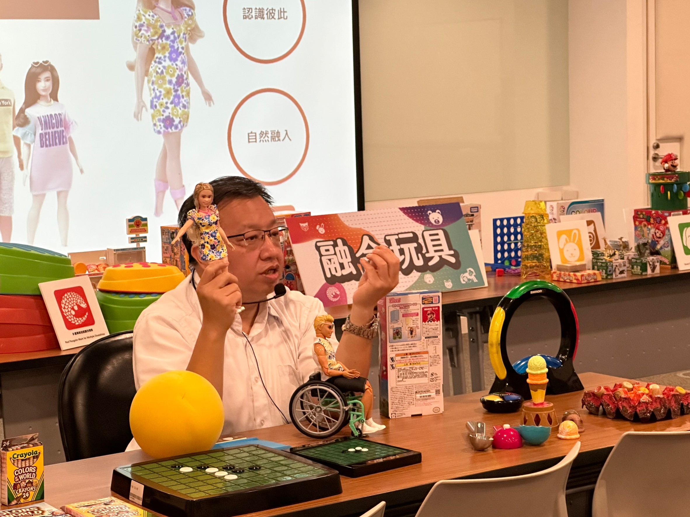 由中華民國遊戲協會創會理事長林君英帶領圖書館館員認識融合玩具。