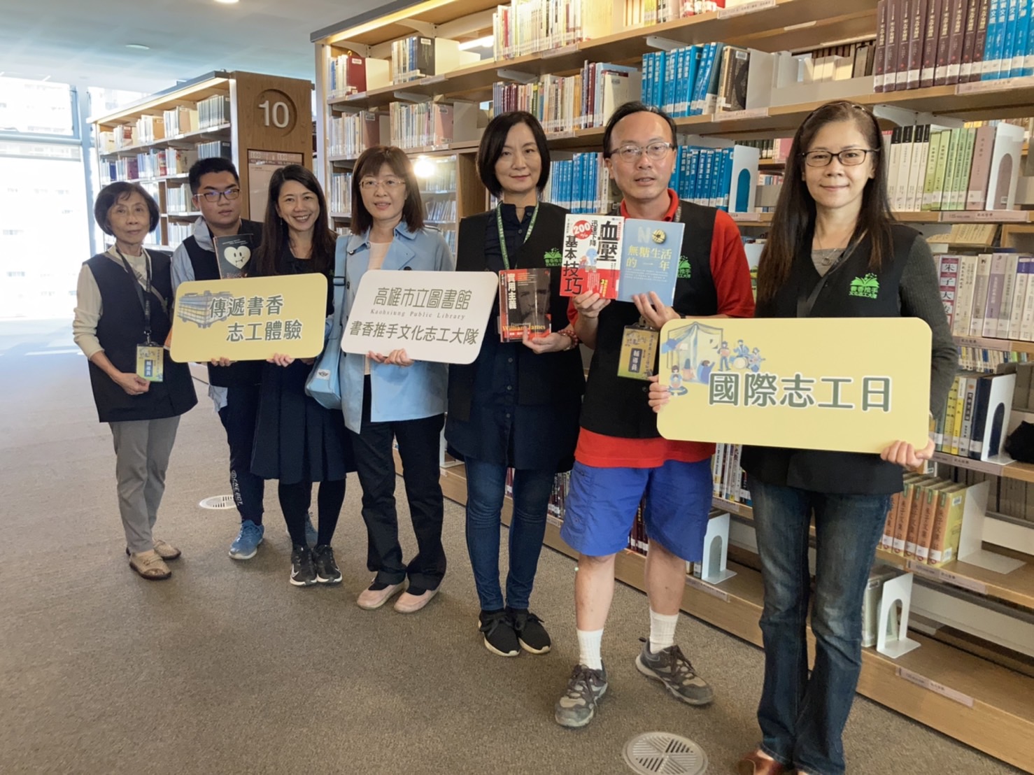 高市圖於國際志工日前辦理一日志工體驗，於臺灣閱讀節連日吸引成人及學生體驗交流。