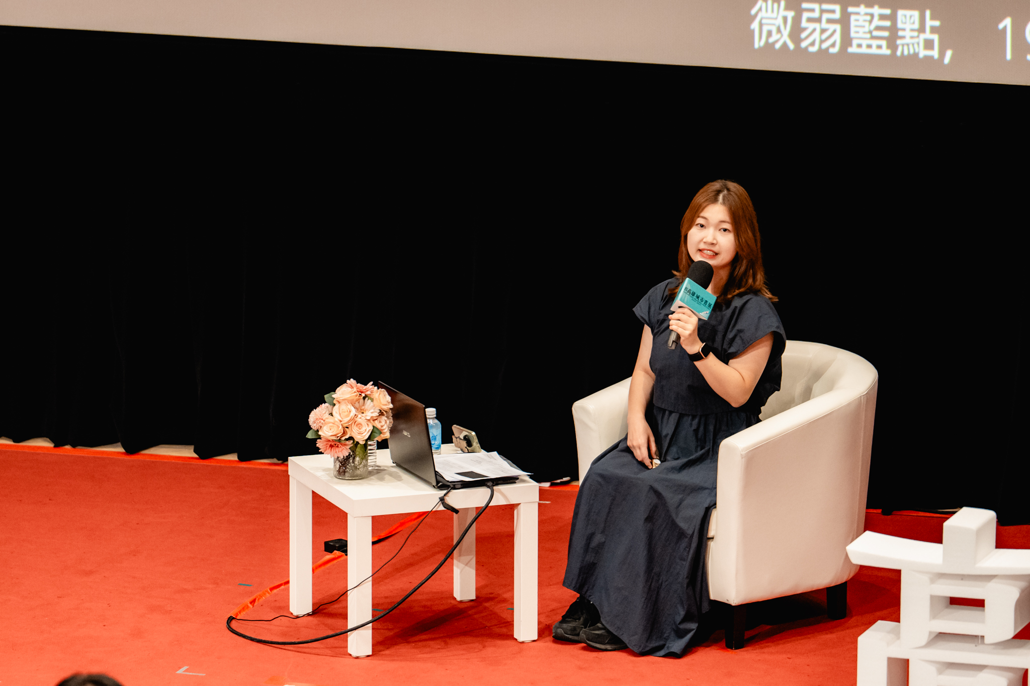Kim Choyeop (金草葉, 김초엽) shared the sci-fi world with the people of Kaohsiung at the "2023 Kaohsiung Reading Festival" today (November 12th) at the Kaohsiung Municipal Library Main Branch, under the theme "Science Fiction, How to Meet Other Worlds." This event also marked her first meet-and-greet in Taiwan, held in Kaohsiung.