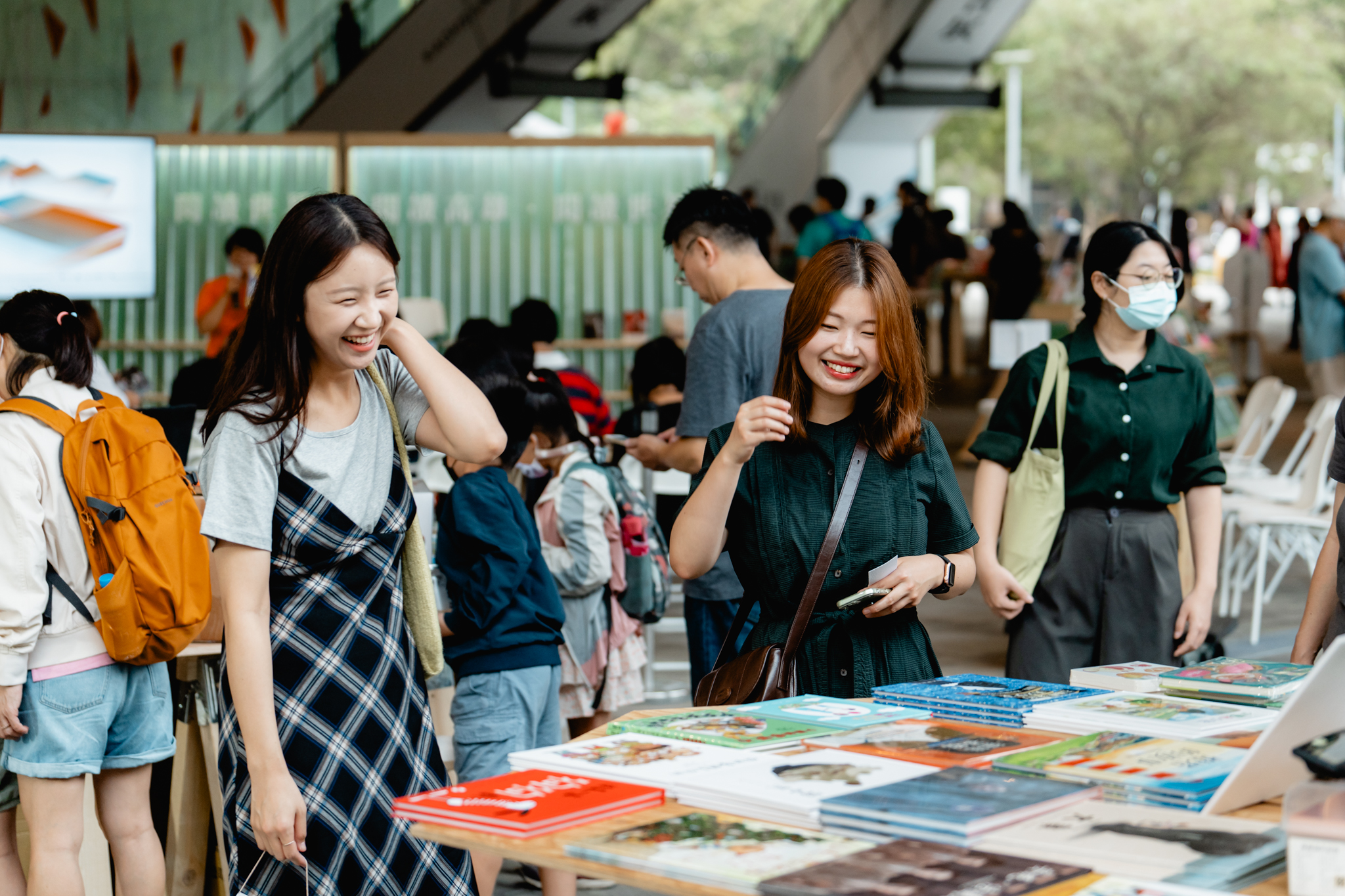South Korean warm sci-fi author Kim Choyeop visited KPL’s Market on Meadow during the Kaohsiung Reading Festival.