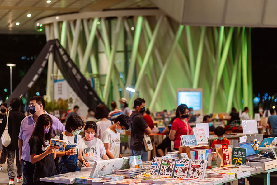 高雄城市書展市集連續兩周多人踴躍參與書展活動。