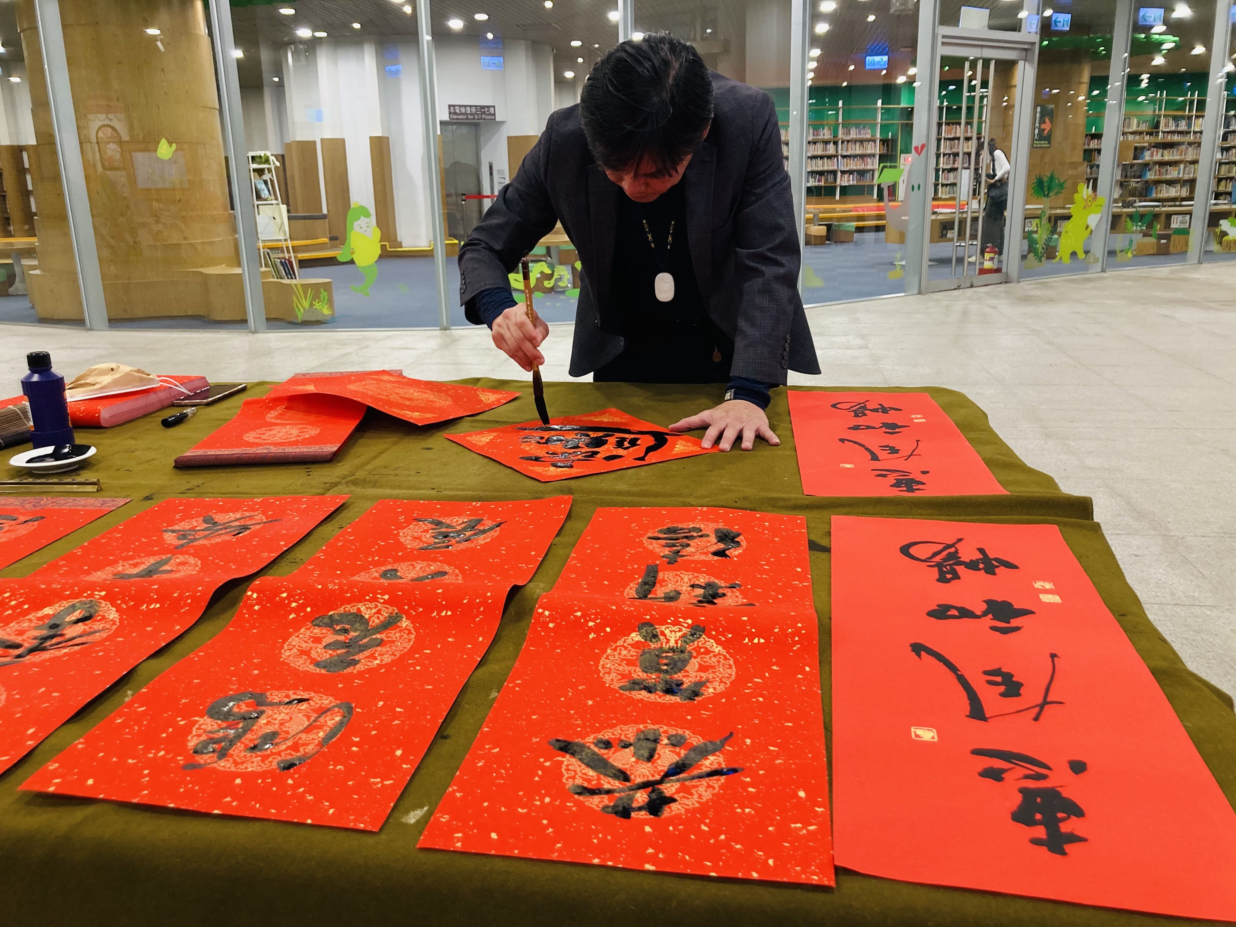 高雄市立圖書館邀請高雄市臺灣書法家協會蔡豐吉理事長率領書法團隊1月14日至總館親筆揮毫。