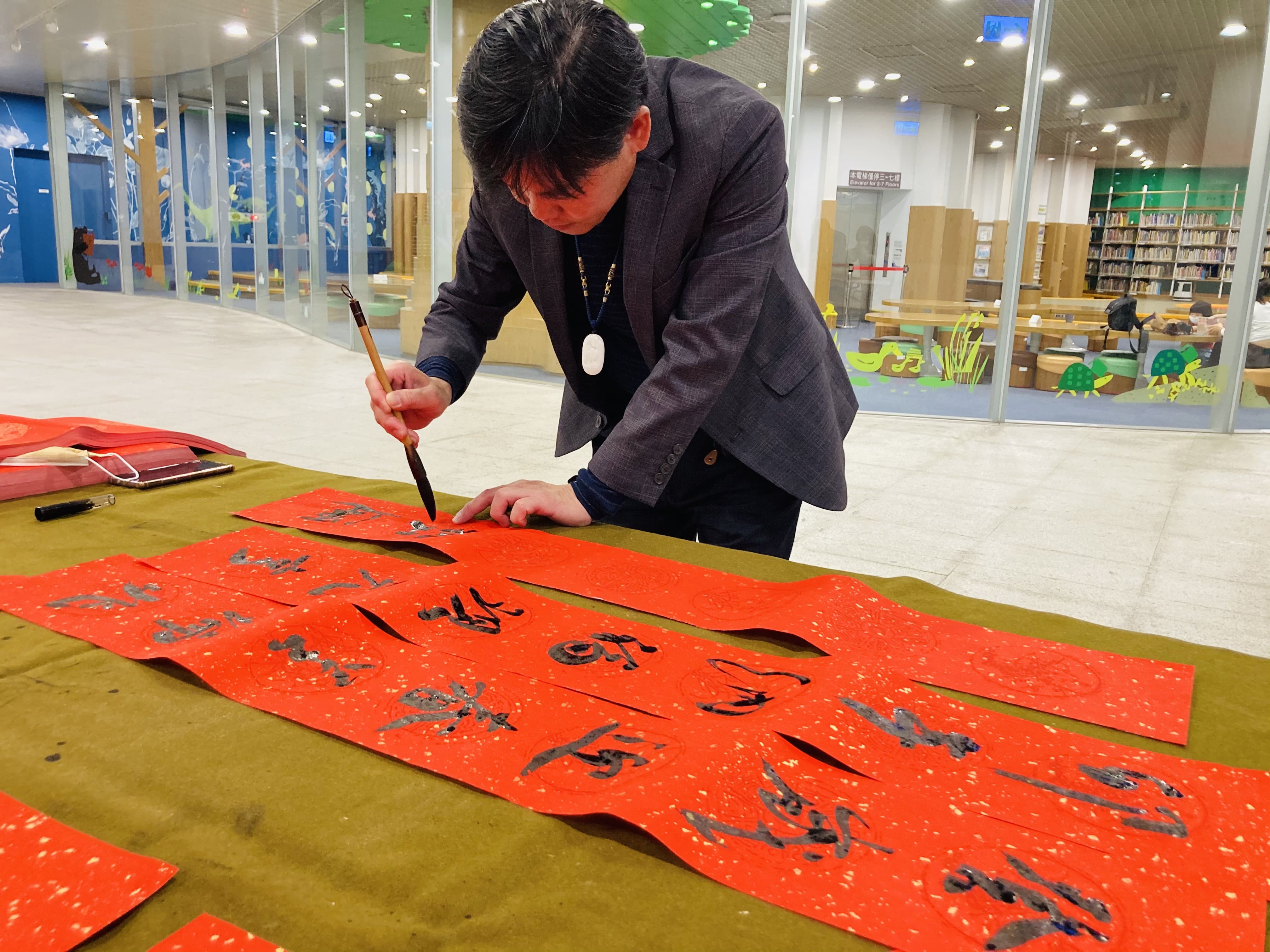 高雄市立圖書館邀請高雄市臺灣書法家協會蔡豐吉理事長率領書法團隊1月14日至總館親筆揮毫。