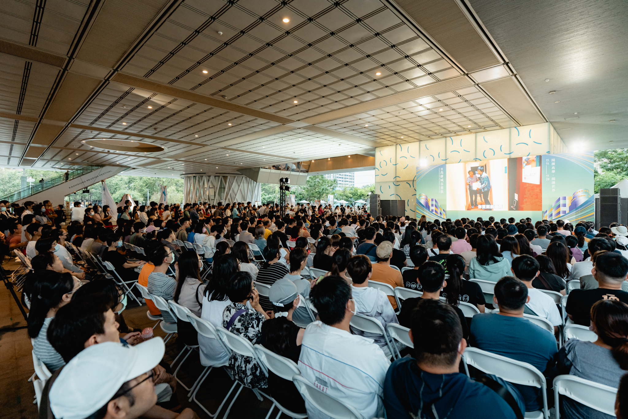 「2023高雄城市書展」於本月11日正式開幕，講座、市集、書展活動百場齊發，開幕首周兩天湧入萬人擁聚高雄市立圖書館總館廣場。