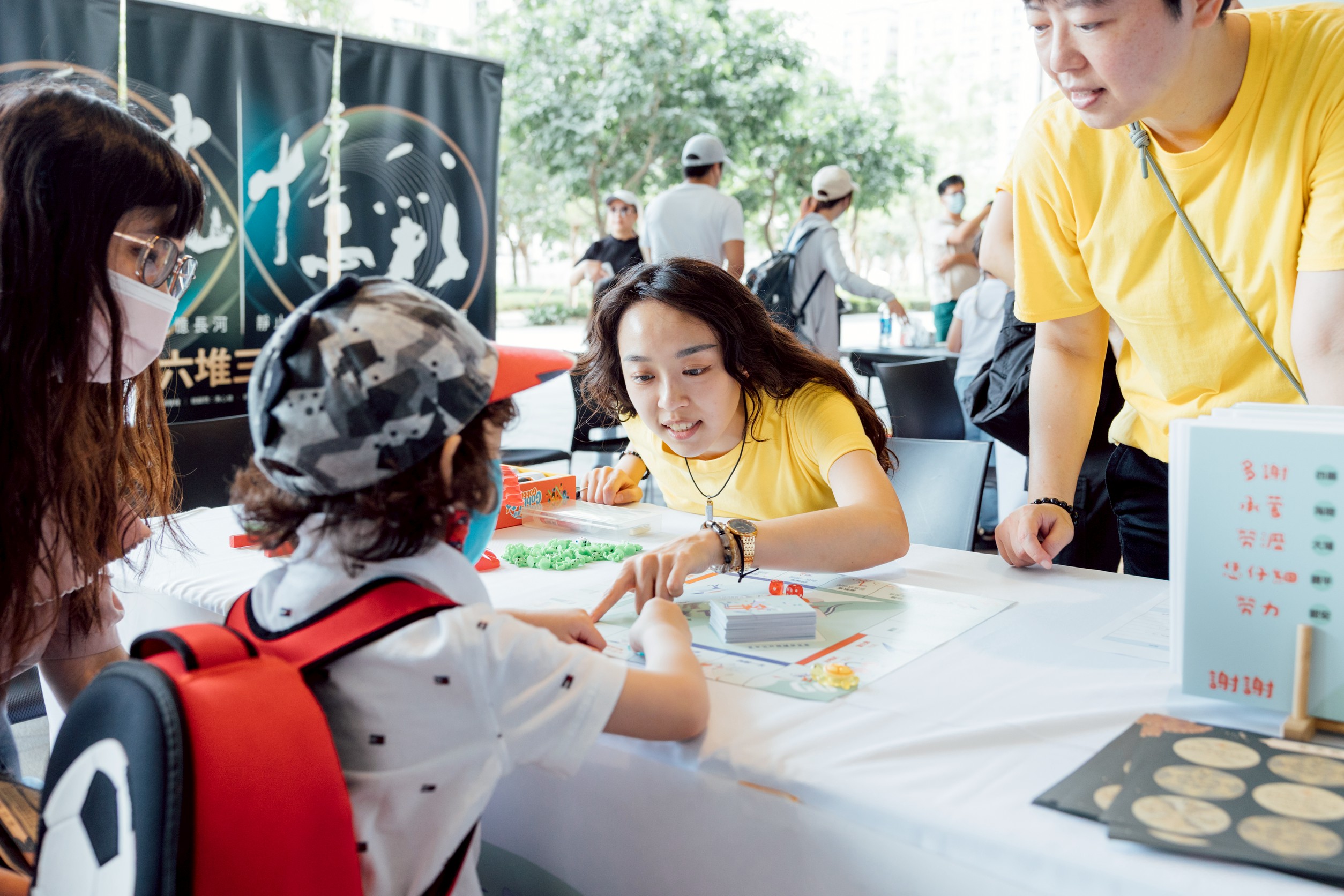 On April 26 and 27, KPL’s board game market offered children opportunities to try out a diverse selection of board games. 
