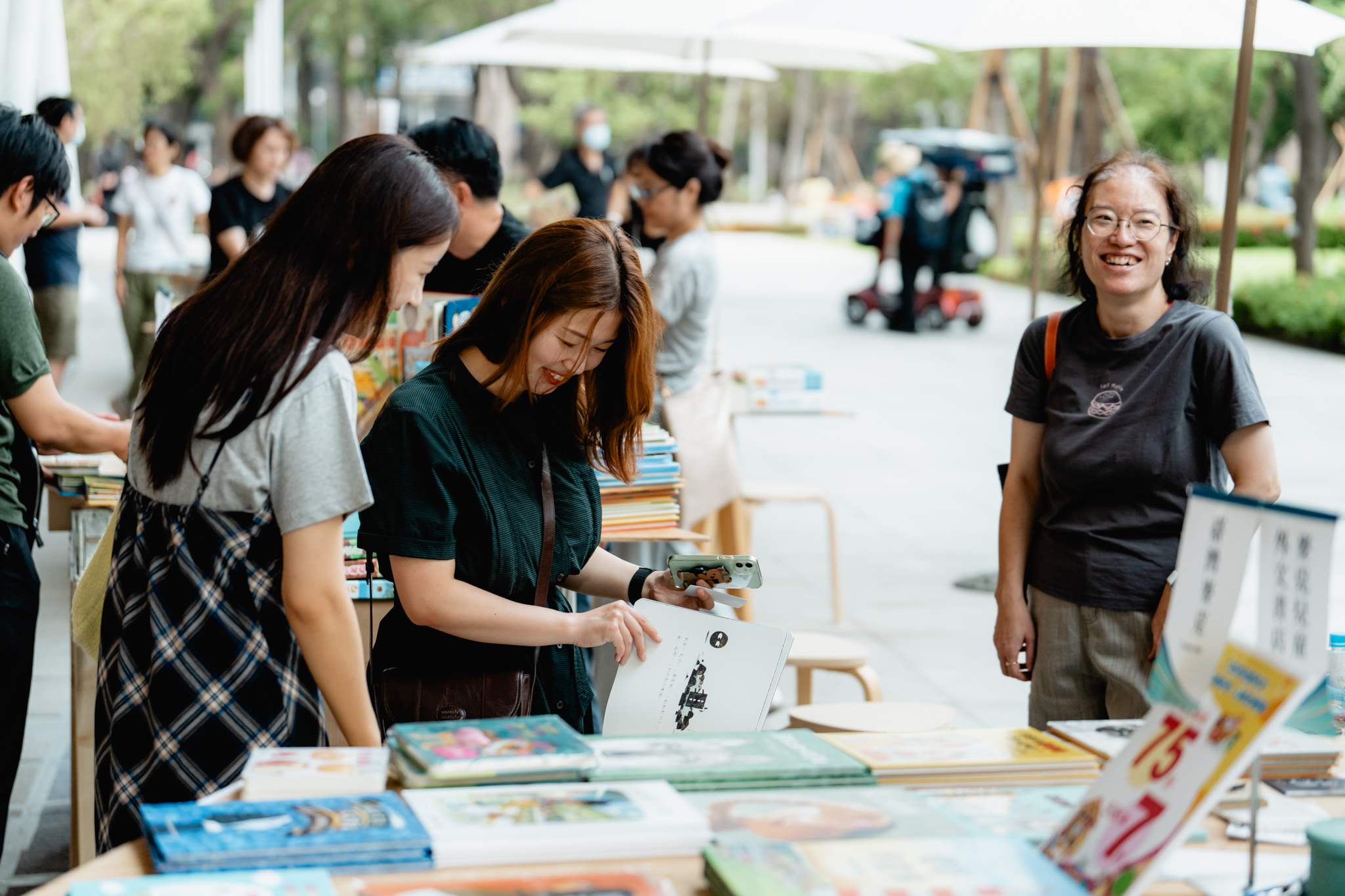 韓國暖科幻作家金草葉（김초엽）逛高雄城市書展草地市集。