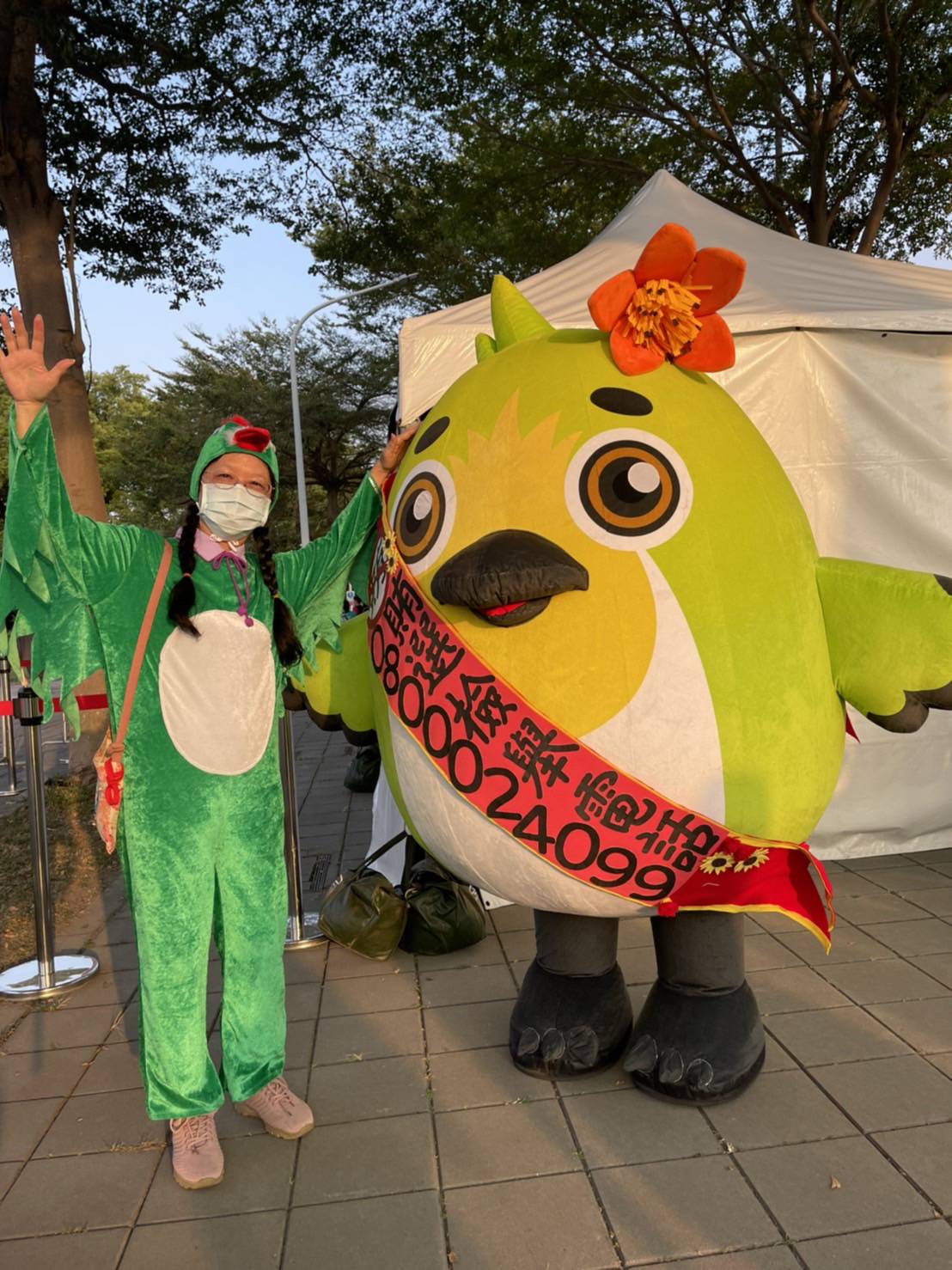 關翠華擔任高市圖志工逾十年，平時協助圖書館閱讀推廣，也至偏鄉表演行動劇，本次奪得全國績優文化志工個人獎銀質獎。