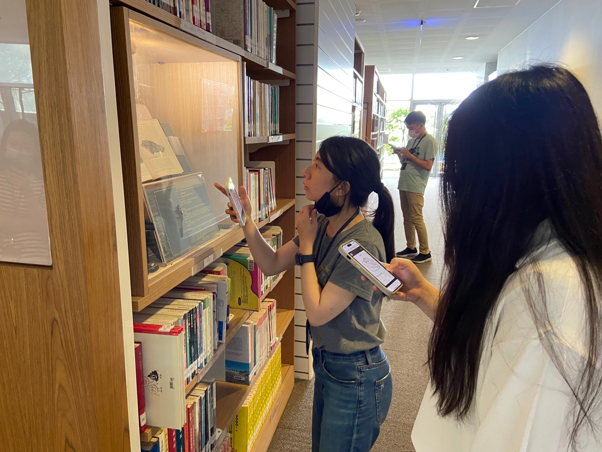 高雄市立圖書館《瓦悠島傳說》實境遊戲於世界遊戲日來臨前正式上線，民眾在館內...