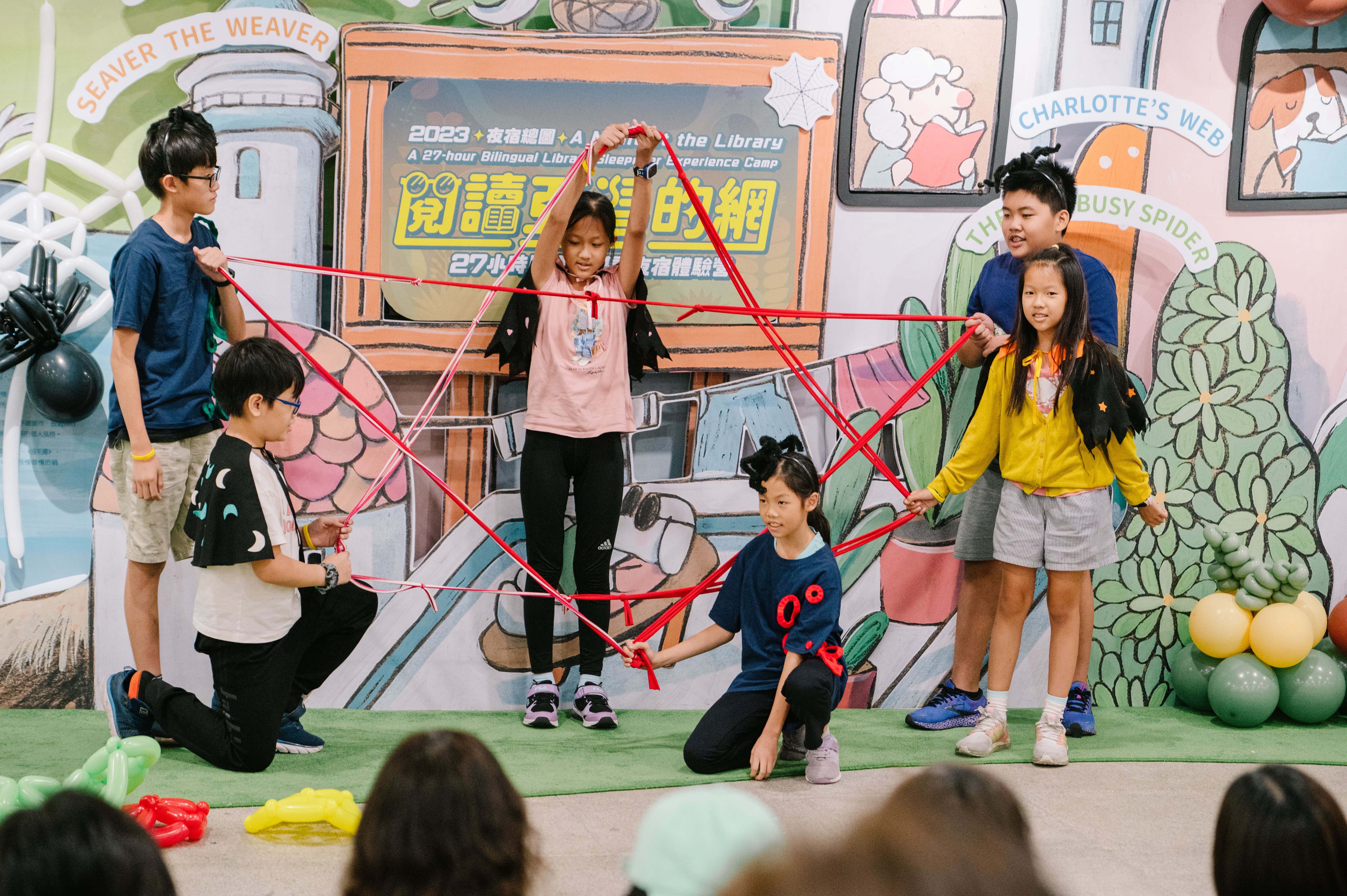 孩童在夜宿活動-閱讀亞灣的網中，體驗戲劇演出，也編織出自己獨特的網。
