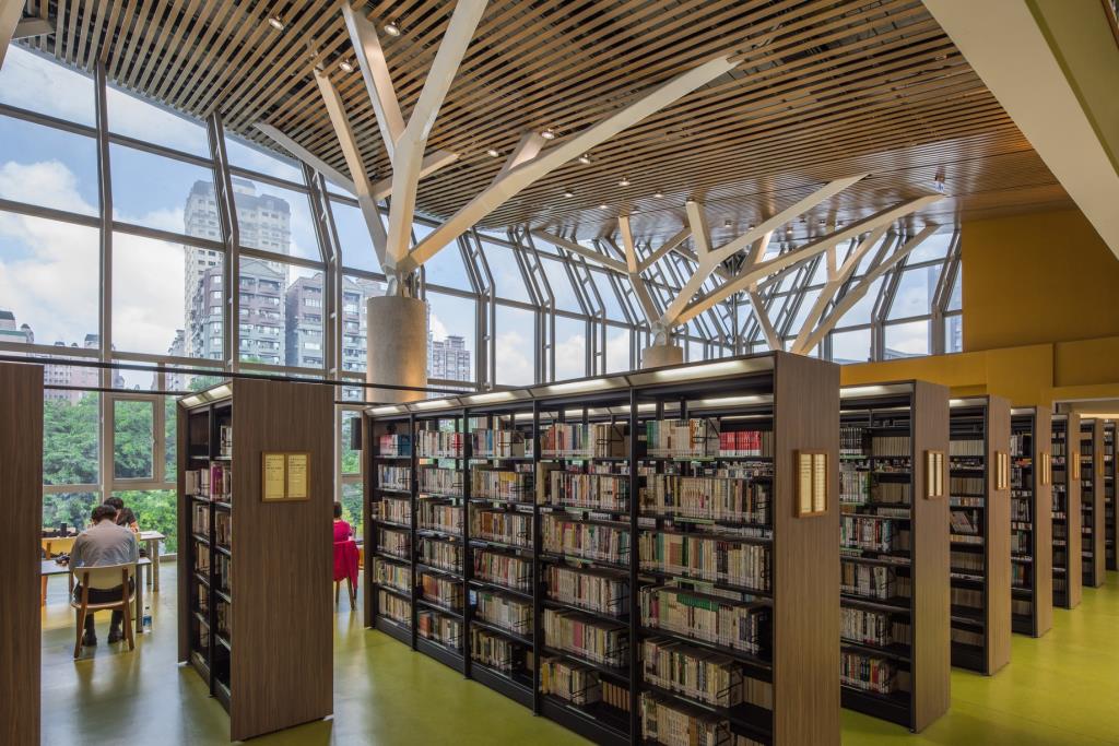 別具高眺明亮空間設計的三樓書庫區