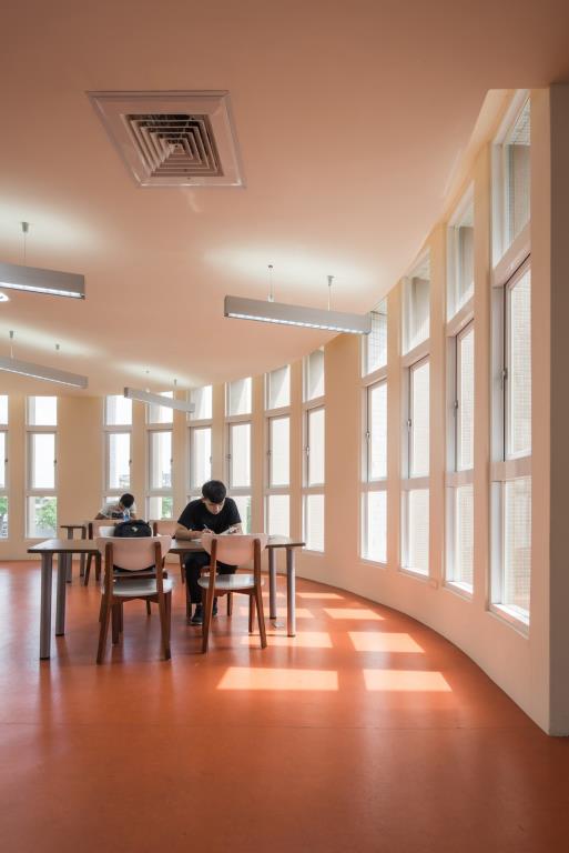 利用玻璃的穿透感，營造三樓閱覽區寛敞明亮的空間感受